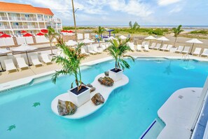 季节性开放的室外游泳池，09:00 至 20:00 开放，收费帐篷屋，池畔遮阳伞