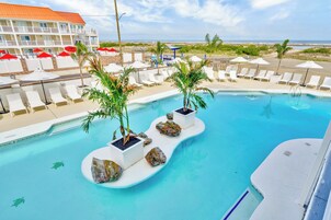 Una piscina al aire libre de temporada, camas de piscina con cargo