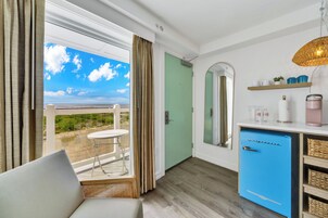 Ropa de cama de alta calidad y caja de seguridad en la habitación 