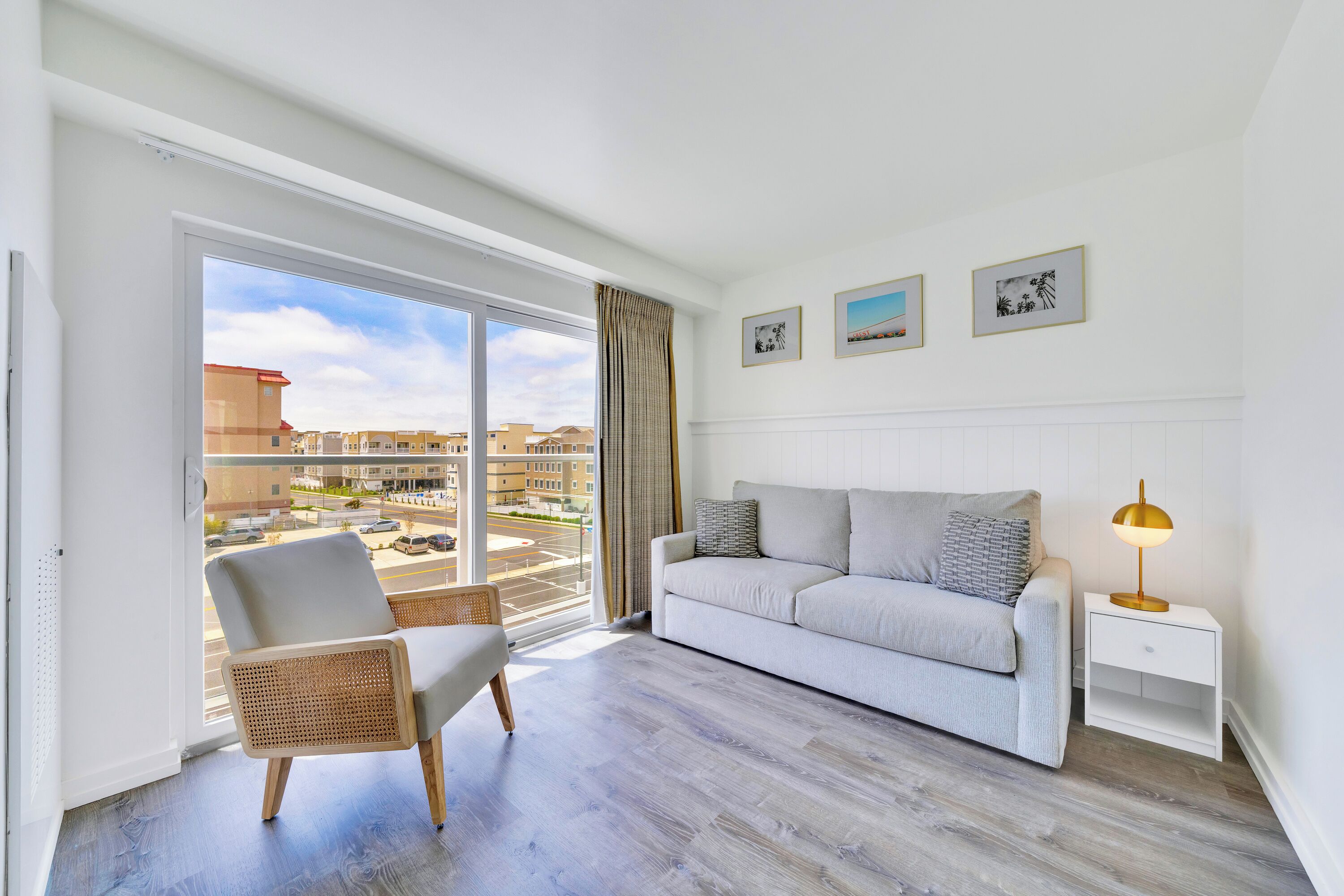 Ocean Tower- King Suite Interior View | 起居区 | 43-英寸LED 电视（配备有线频道）