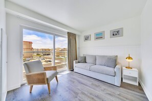 Ocean Tower- King Suite Interior View | Opholdsområde | 43-tommers LED-tv med kabelkanaler