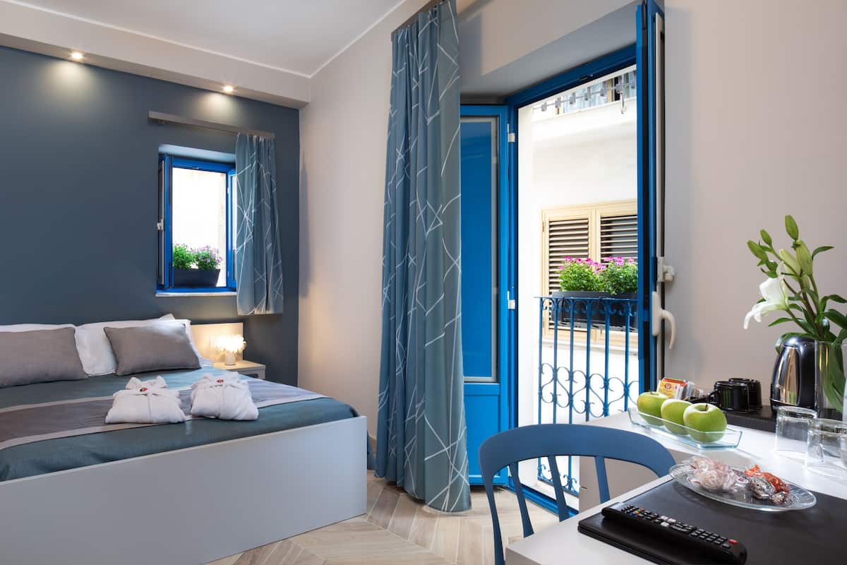 Comfort Double Room | Peralatan tempat tidur premium, bar mini, peti besi dalam bilik, meja