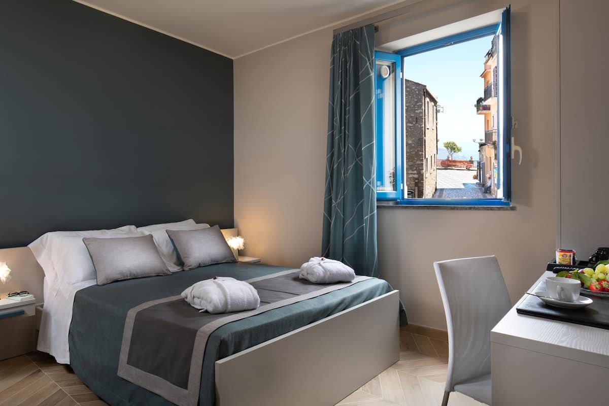 Deluxe Double Room, Mountain View | Peralatan tempat tidur premium, bar mini, peti besi dalam bilik, meja
