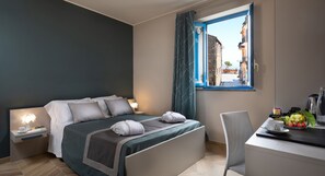Kamar Double Deluks, pemandangan gunung | Seprai premium, minibar, brankas, dan meja kerja
