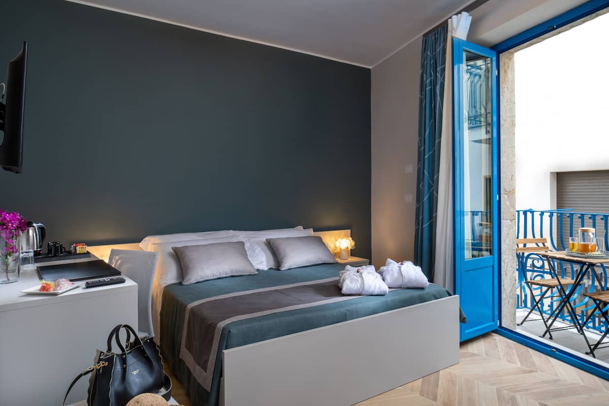 Superior Double Room | Peralatan tempat tidur premium, bar mini, peti besi dalam bilik, meja