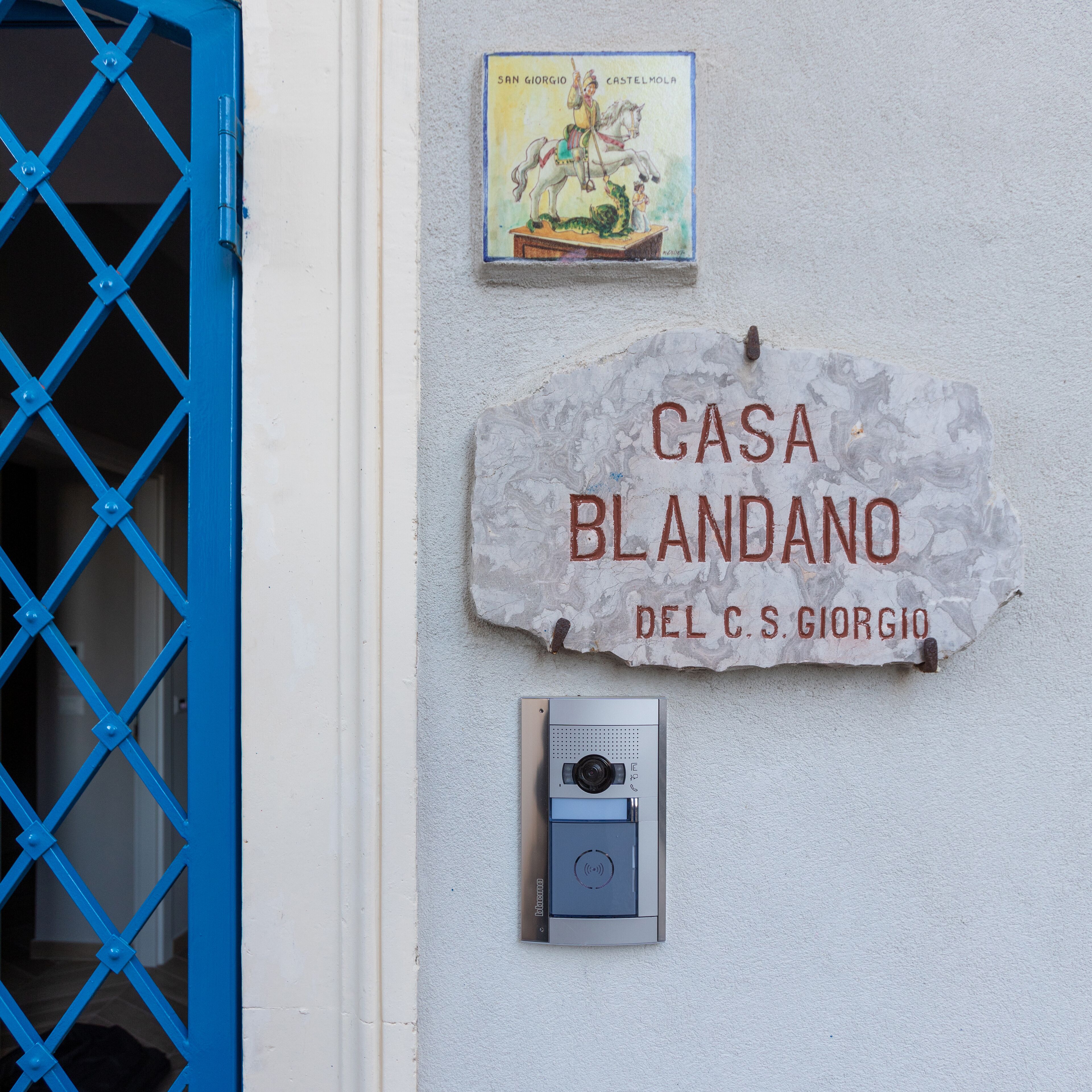 Una pared con un letrero que dice "CASA BLANDANO DEL C.S. GIORGIO".