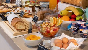 A breakfast buffet with various food items and beverages. - Casa Blandano (Castelmola)