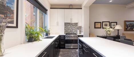 Jääkaappi, uuni, liesi, astianpesukone