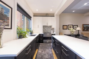 Frigorífico, horno, placa de cocina y lavavajillas
