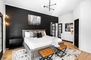 7 habitaciones, escritorio y tabla de planchar con plancha