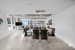 Dining - Spacious 3-BD Condo in Midtown Miami - Pool & Gym (Miami)