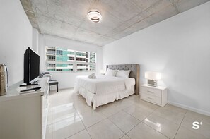 3 bedrooms, iron/ironing board, travel crib, WiFi - Spacious 3-BD Condo in Midtown Miami - Pool & Gym (Miami)