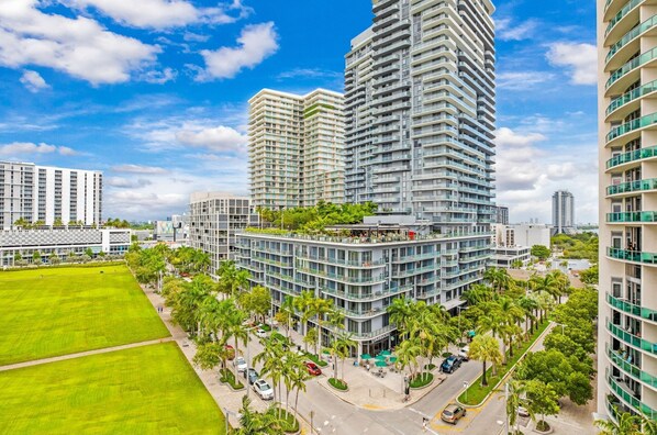 Exterior - Spacious 3-BD Condo in Midtown Miami - Pool & Gym (Miami)