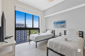 2 habitaciones, escritorio y tabla de planchar con plancha 