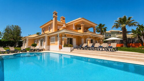 Holiday home w/ heatable pool & BBQ