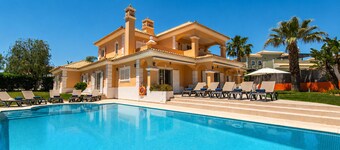 Holiday home w/ heatable pool & BBQ