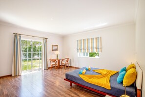 5 chambres, coffres-forts dans les chambres, fer et planche Ă repasser