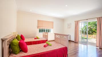 5 slaapkamers, een kluis op de kamer, een strijkplank/strijkijzer