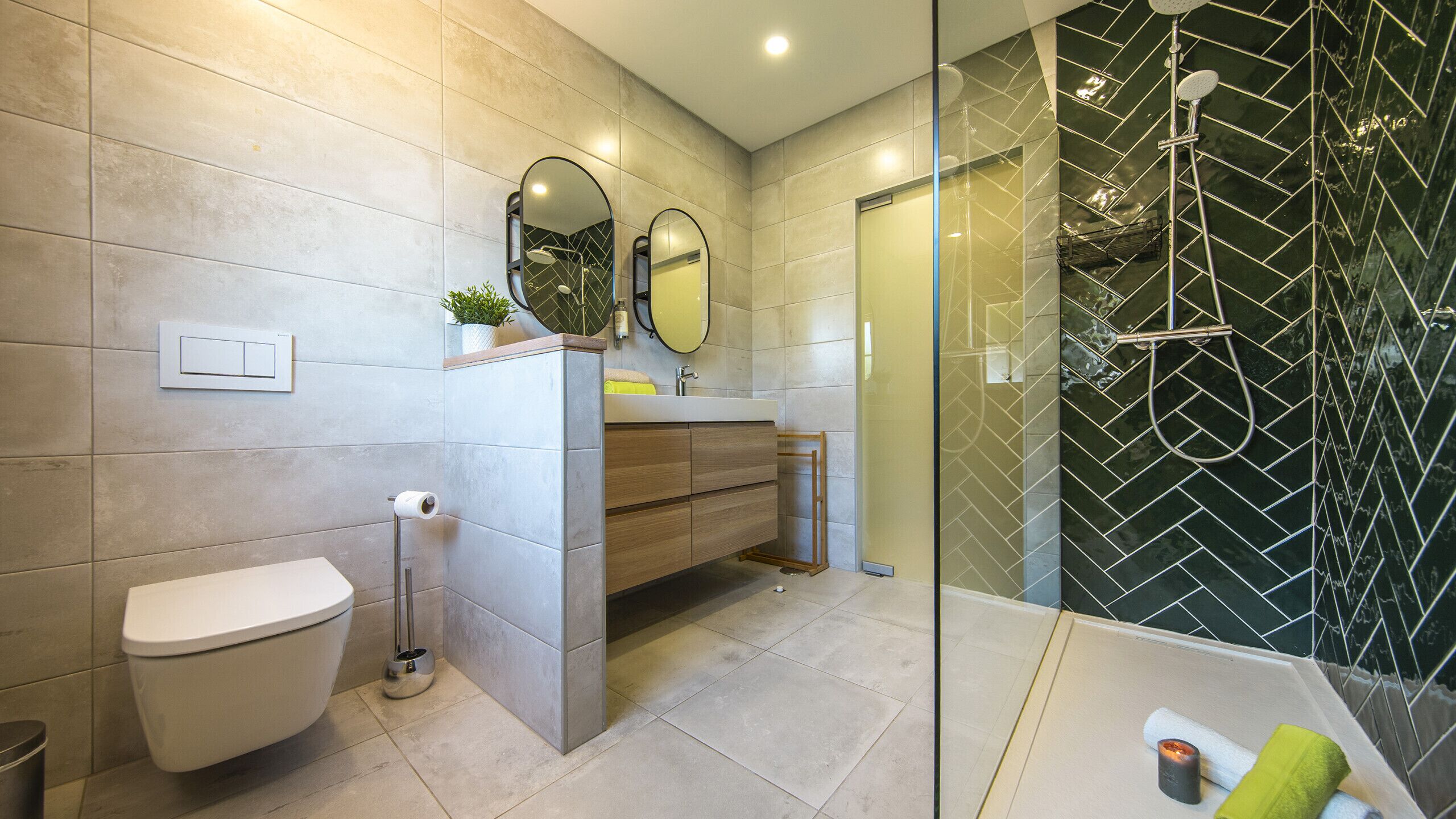 Badewanne, Haartrockner, Handtücher