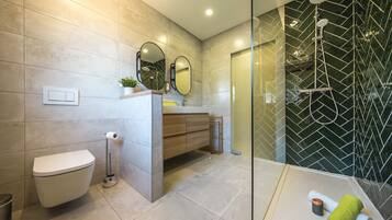 Badewanne, Haartrockner, Handtücher