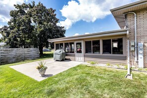 Exterior - Spacious Townhouse - 1 mile from Lambeau (Ashwaubenon)