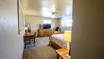 3 Schlafzimmer, Schreibtisch, Bügeleisen/Bügelbrett, Reisekinderbett