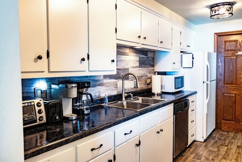 Spacious  Townhouse - 1 mile from Lambeau