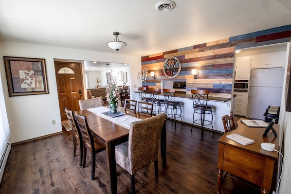 Dining - Spacious Townhouse - 1 mile from Lambeau (Ashwaubenon)