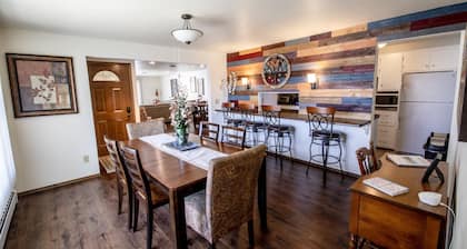 Spacious Townhouse - 1 mile from Lambeau