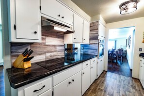 Fridge, microwave, oven, stovetop - Spacious Townhouse - 1 mile from Lambeau (Ashwaubenon)