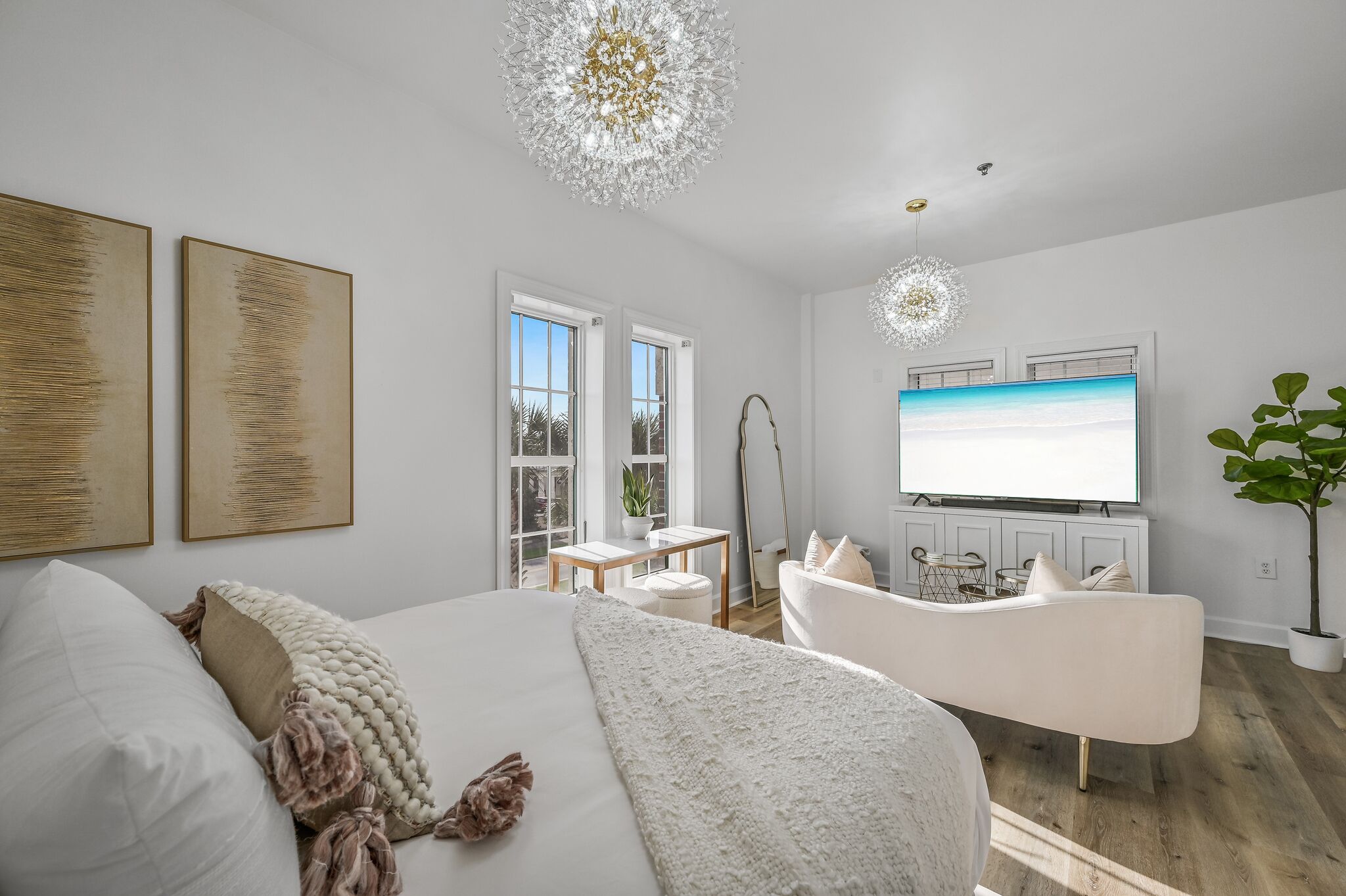 Une chambre moderne avec un grand lit, une télévision et un coin salon.