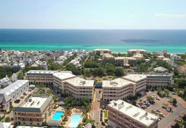 Een buitenzwembad en een verwarmd zwembad