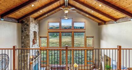 Spacious 5BR cabin w/ fire pit, hot tub & views