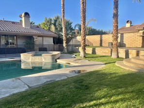 Piscina all'aperto, una piscina riscaldata