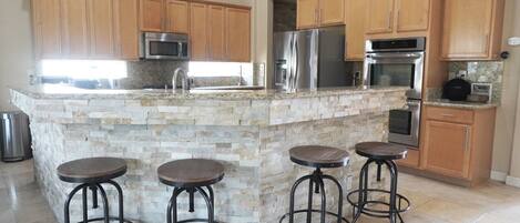 ثلاجة، ميكروويف، فرن، موقد طهي مسطح