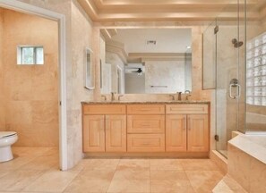 Baignoire, séchoir à cheveux, serviettes fournies, savon
