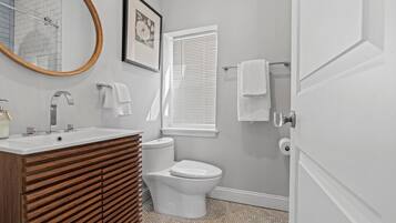 Deluxe House, 3 Bedrooms, Kitchen, City View | Bathroom