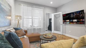 Hus Deluxe - 3 sovrum - kök - utsikt mot staden | Vardagsrum | 42-tums smart-tv med satellitkanaler, tv och en tv-spelskonsol