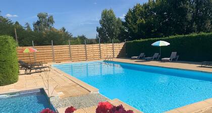 GĂźte au cĆur du PĂ©rigord noir dans un cadre de verdure , au calme