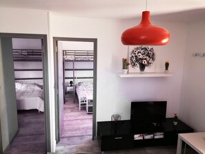 2 slaapkamers, een strijkplank/strijkijzer, reisbedje, gratis wifi