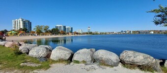 Modern 5-bedroom house close to Ski and Forest Trails