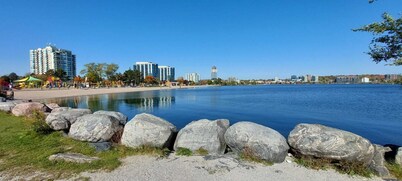 Modern 5-bedroom house close to Ski and Forest Trails