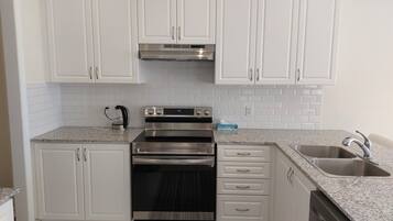 Køleskab, mikrobølgeovn, ovn, kogeplade