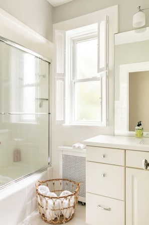 وحدات دش مع أحواض استحمام، مجففات شعر، مناشف، صاب�ون