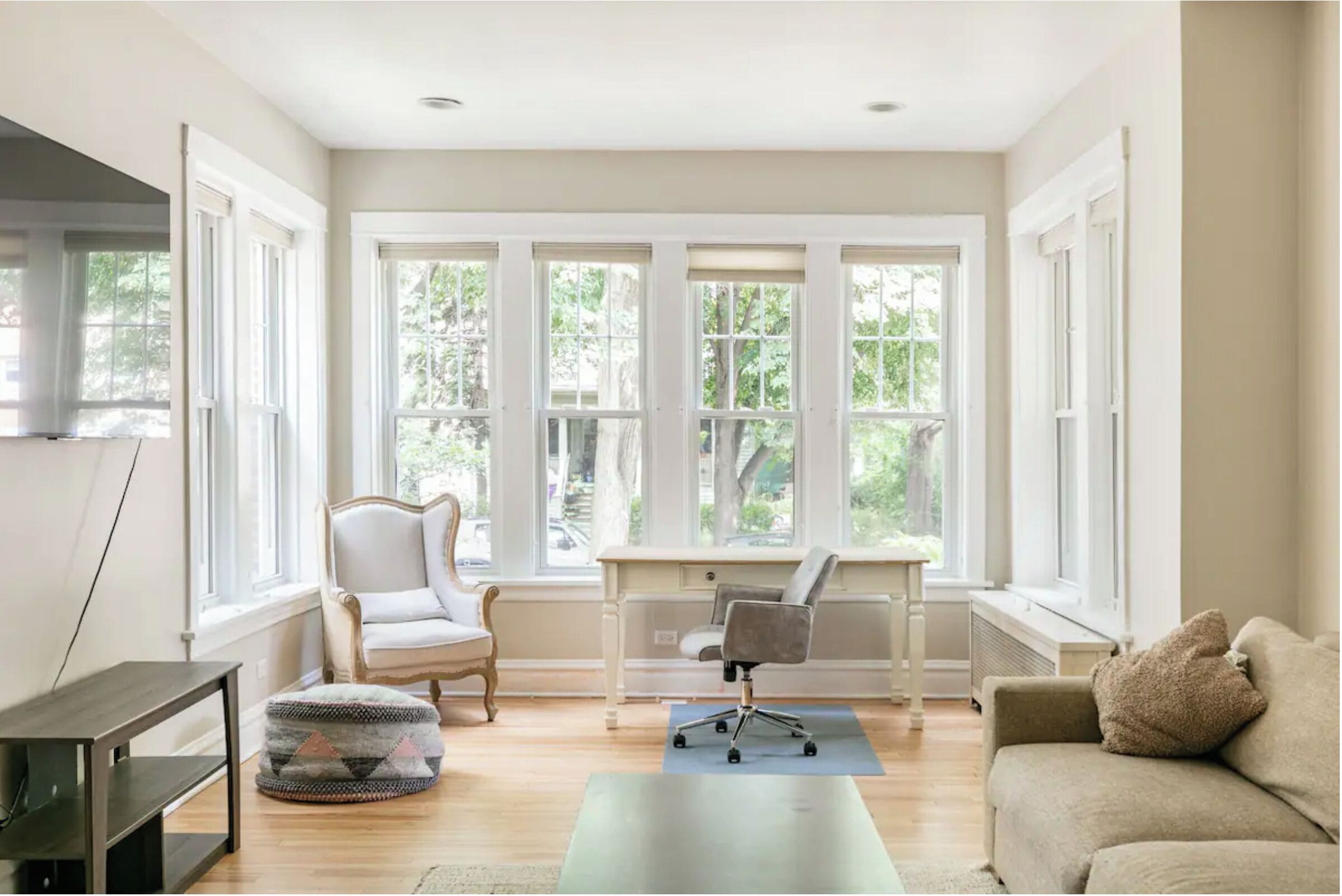 Televisio, kirjoja, tulostin