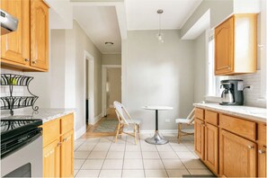 ثلاجة، ميكروويف، فرن، موقد طهي مسطح