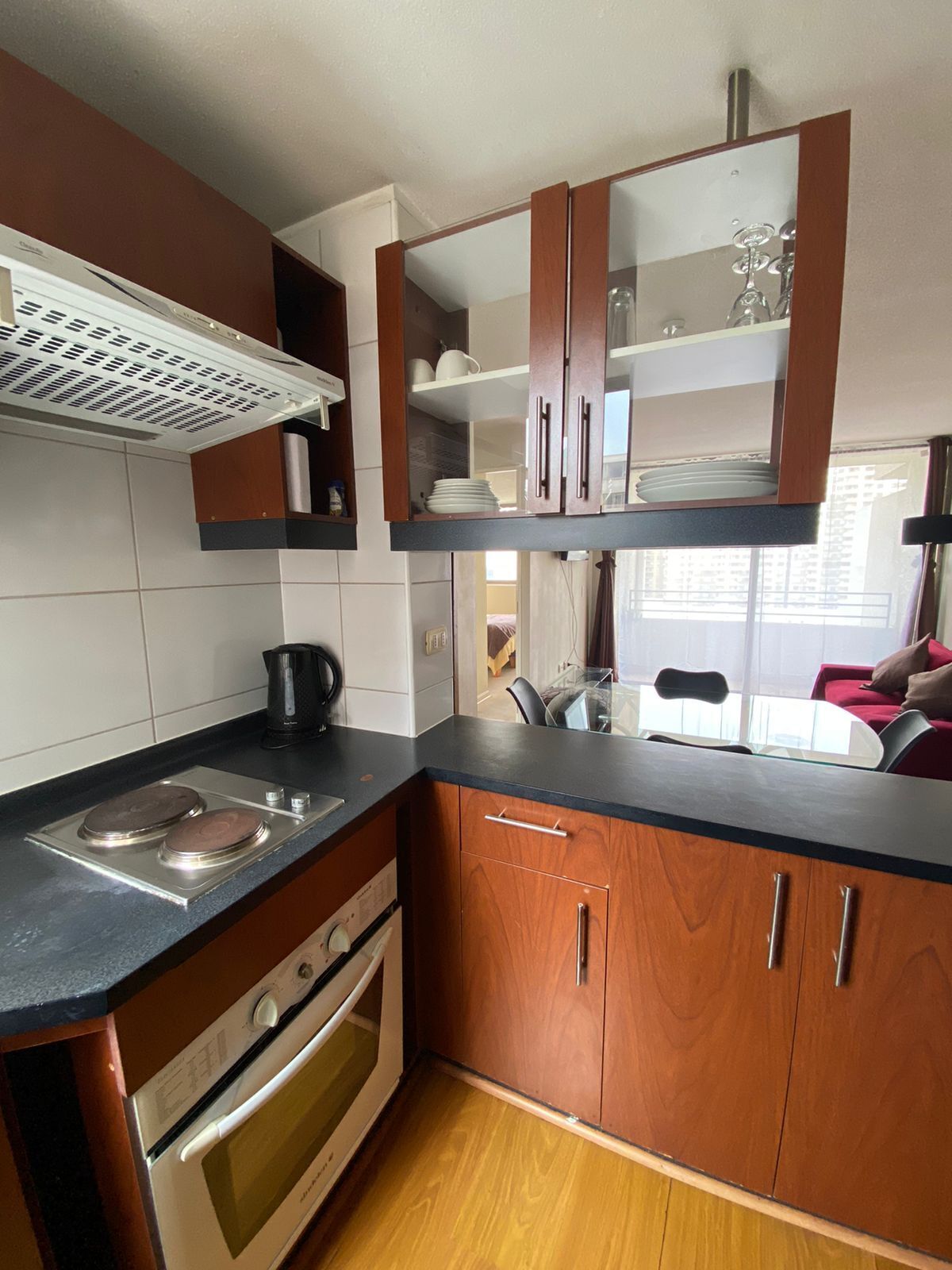 Refrigerador, microondas, parrilla de estufa y tetera eléctrica 