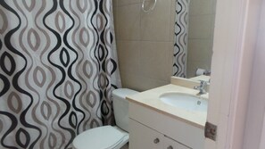 Duschwanne, Haartrockner, Handtücher, Seife