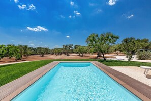 Una piscina al aire libre de temporada