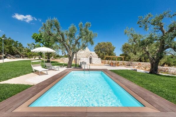 Piscine extérieure en saison